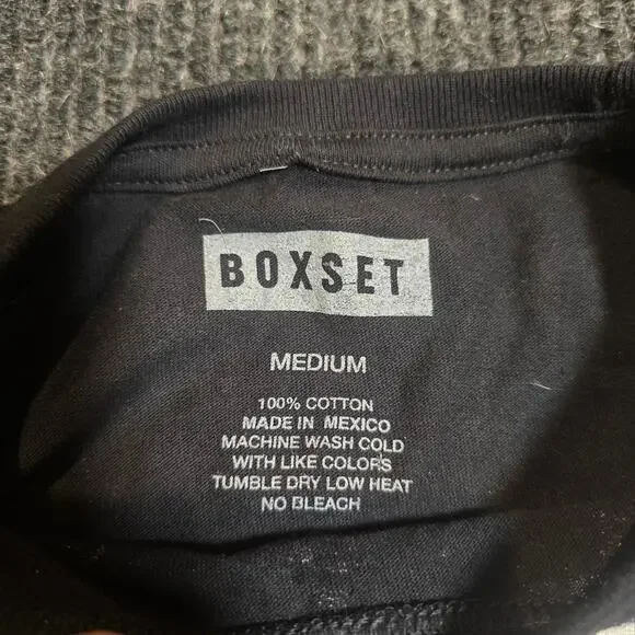 Black & white skull and wings graphic tee. Mens M - Picture 4 of 5